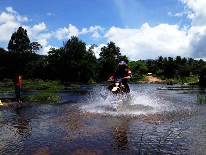 dirt-bike-tours-cambodia-crossing