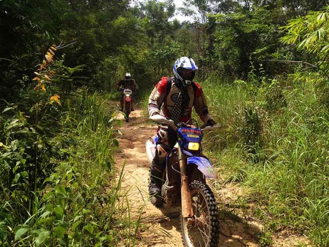 off-road-tours-cambodia-jungle-path