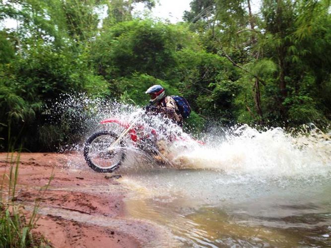 off-road-tours-cambodia-fanging-the-river