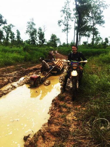 off-road-tours-cambodia-remorque-stuck